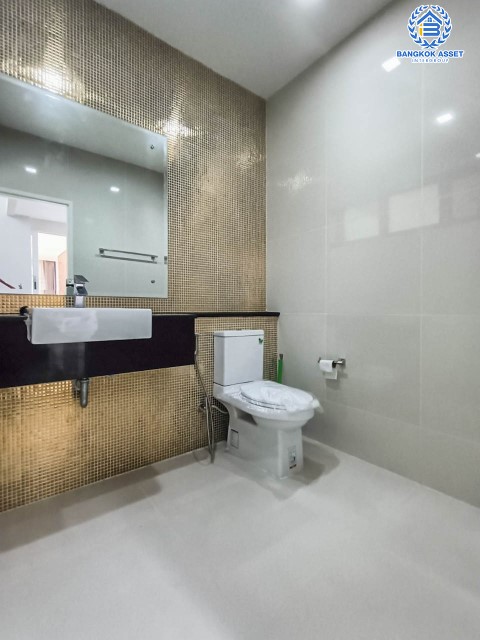 บ้านเดี่ยวมือสองย่านนนทบุรีฯ ม.เพอร์เฟคมาสเตอร์พีช รัตนาธิเบศร์  เนื้อที่กว้างขวางมากถึง 130.20 ตร.ว.  ฟังก์ชัน 4 ห้องนอน 5 ห้องน้ำ ที่จอดรถ 3 คัน เฟอร์นิเจอร์บิ้วท์อิน เปลี่ยนสุขภัณฑ์ใหม่ทั้งหลัง! บนทำเลแห่งการเดินทาง ใกล้รถไฟฟ้าสายสีม่วง "สถานีไทรม้า" และทางด่วน "งามวงศ์วาน" จองเลย!